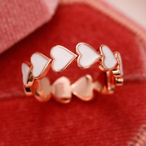 Bague cœur S925 en or rose avec émail blanc et motif minimaliste de cœurs reliés