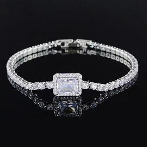 Elegante zilveren tennisarmband met een rechthoekige halo-middensteen en zirkonia's