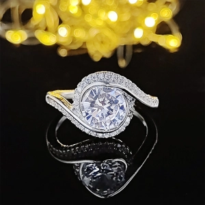 Anello geometrico irregolare con pietra centrale rotonda e dettagli pavé a spirale