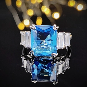 Anello cocktail di lusso con grande zircone blu rettangolare e diamanti laterali