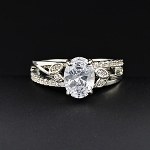 Anello elegante in argento con grande zircone ovale e fascia traforata con foglie