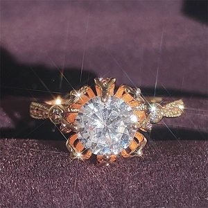 Lussuoso anello di fidanzamento a fiore placcato oro con zircone tondo vintage