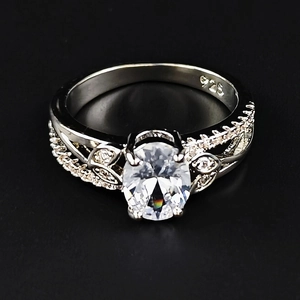 Dettaglio dell'anello in argento con pietra ovale e punzone 925 sulla fascia