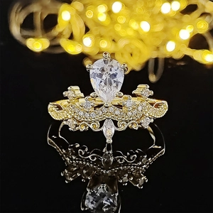Elegante anello a corona in oro con zircone a pera e raffinati dettagli brillanti