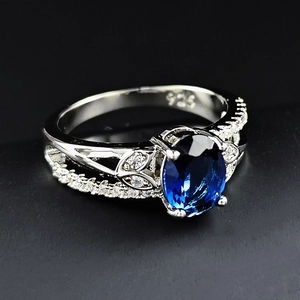 Elegante anello in argento 925 con grande gemma ovale blu scuro e fascia intrecciata traforata