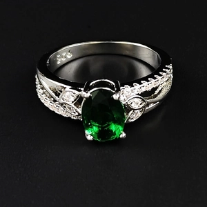 Vista dettagliata dell'anello in argento S925 con zircone verde ovale e piccoli accenti