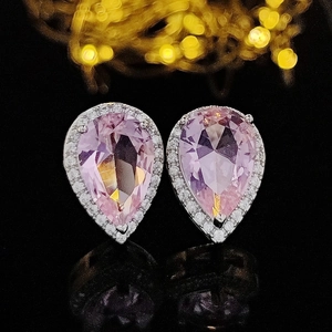 Boucles d'oreilles élégantes en zircone rose en forme de poire avec monture halo argentée