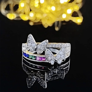 Anello a doppio strato con farfalle e zirconi multicolore con motivi a farfalla pavé