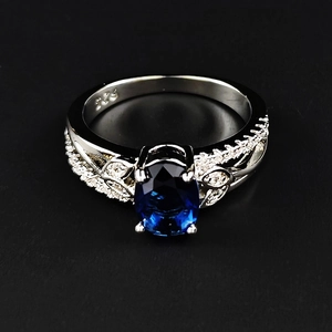 Macro di anello in argento S925 con grande zircone blu e pietre laterali incastonate