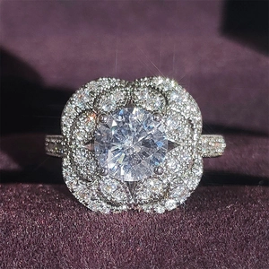 Elegante anello a fiore in argento con cluster di zirconi e fascia lucida