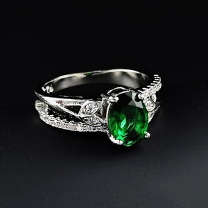 Dettaglio anello in argento S925 con zircone verde ovale e fascia incisa con diamanti