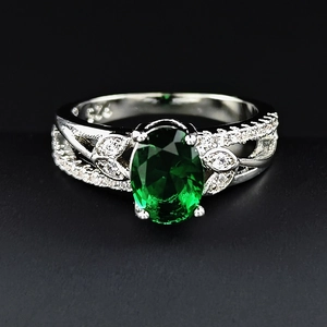 Macro dell'anello in argento con marchio S925 e una pietra di zircone verde sfaccettata