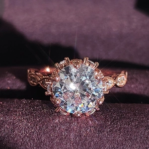 Anello in oro rosa con zircone rotondo e fascia intrecciata in scatola viola