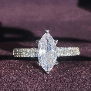 Anello con zircone taglio marquise e fascia pavé su lussuoso display in velluto viola