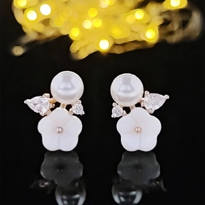 Boucles d'oreilles élégantes style coréen avec fleurs, perles et zircons sur base dorée