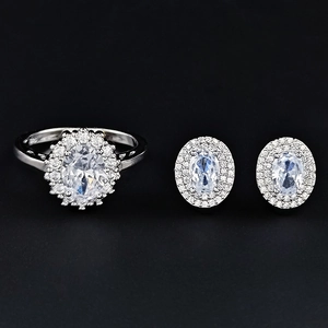 Elegantes S925 Sterlingsilber Schmuckset mit ovalem Zirkonia-Ring und Ohrsteckern