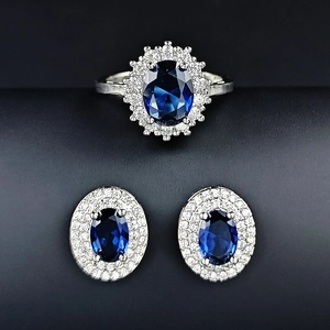 Makroaufnahme von Silberschmuck-Set mit ovalen blauen Steinen und weißen Kristallen