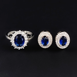 Detailansicht eines silbernen Schmucksets mit blauen Schmucksteinen und Zirkonia-Rand