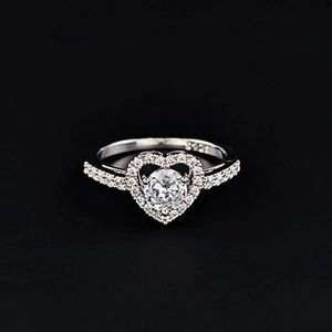 Vue macro de la bague coeur en argent S925 avec diamants brillants étincelants