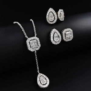 Détail d'une parure de bijoux géométriques avec collier, bague et boucles d'oreilles