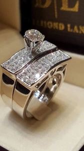 Vue macro d'un ensemble de bagues de mariée avec un diamant central à coupe brillante