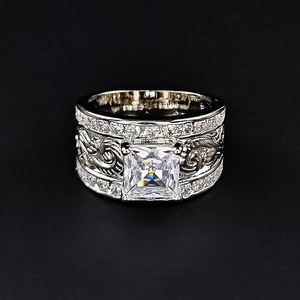 Bague large argentée vintage avec grande zircone carrée et gravures ornementales fines