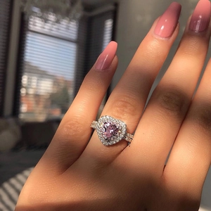 Vue macro d'une bague exquise avec pierre rose en forme de cœur et double halo de diamants