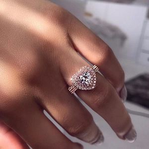 Gros plan détaillé d'une bague en diamant en forme de cœur avec serti double halo rose