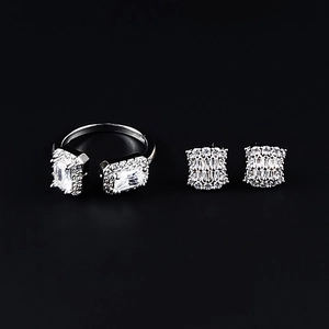 Parure en argent avec bague ajustable et boucles d'oreilles clous serties de zircons cubiques