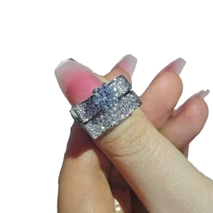 Ensemble de bagues de mariage deux pièces avec diamants ronds simulés en argent