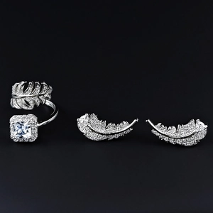 Parure bijoux plume élégante avec bague et boucles d'oreilles en argent serties de zircones