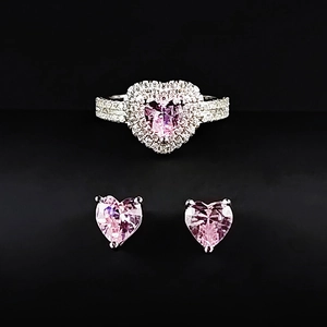 Parure de bijoux cœur élégante avec pierres roses et anneau argenté brillant