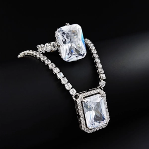 Parure de bijoux classique en argent avec collier en zircon coupe émeraude et bague assortie