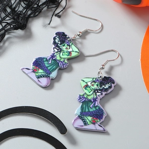 Halloween-Acryl-Ohrringe mit Zombie-Braut-Illustrationen auf hellgrauem Hintergrund