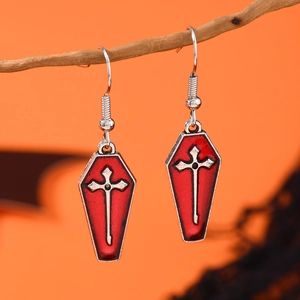 Gothische rote Sarg-Ohrhänger mit silbernem Kreuz auf einem Vintage-Zweig-Display