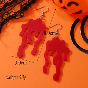 Makro-Detail von roten Halloween-Ohrringen aus Acryl mit Silberhaken und 8 cm Maßen