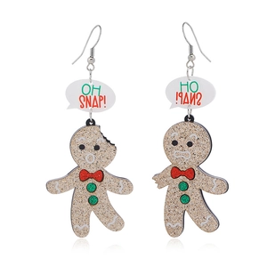 Dettaglio di orecchini a forma di pan di zenzero con scritta Oh Snap e glitter festivi