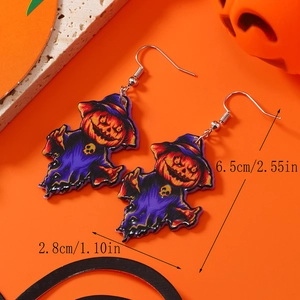 Dettaglio macro degli orecchini di Halloween con zucca e fantasma, lunghezza 6,5 cm
