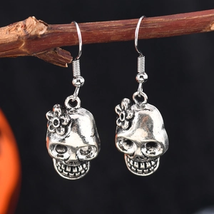 Boucles d'oreilles gothiques tête de mort en argent vieilli avec détails floraux