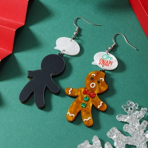 Dettaglio dell'orecchino omino di pan di zenzero con fiocco glitter e scritta OH SNAP