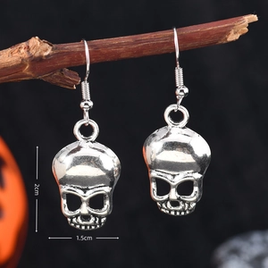 Macro de boucles d'oreilles tête de mort sur bois sec avec dimensions de 2cm sur 1,5cm
