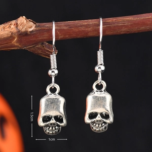 Détail macro de boucles d'oreilles crâne gothique en argent vieilli, taille 1,5 cm x 1 cm