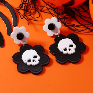 Halloween Punk Acryl Ohrringe mit schwarzen Blumen und weißen Totenköpfen auf Orange