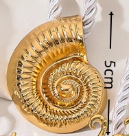 Detailansicht eines 5cm goldenen Nautilus-Anhängers an einer weißen gedrehten Kordelkette