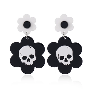 Pendientes creativos de Halloween con calavera y detalles florales blancos y negros