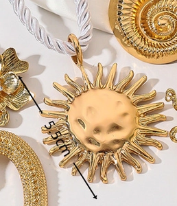 Detailaufnahme des 5,5 cm goldenen Sonnenanhängers mit Hammerschlag-Textur und Kordel