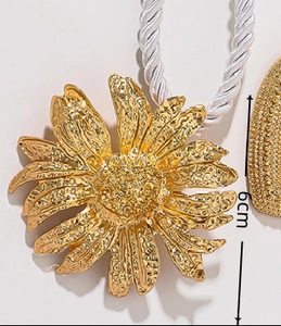 Makro-Detail des 6 cm goldenen Sonnenblumen-Anhängers mit geflochtenem Seil-Stil