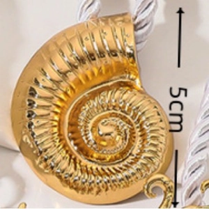 5cm goldener Muschelanhänger mit weißer Kordel für einen nautischen Strand-Look