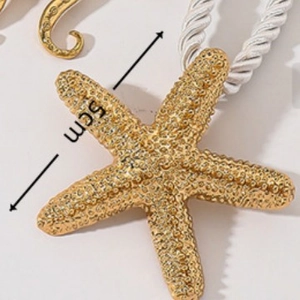 5 cm goldene Seestern-Halskette mit strukturierter Oberfläche und weißer Kordel
