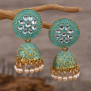 Pendientes de campana vintage bañados en oro con esmalte azul y perlas sobre rama